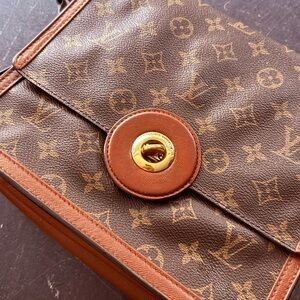 Louis Vuitton Monogram Turnlock Shoulder Bag - Brown & Tan